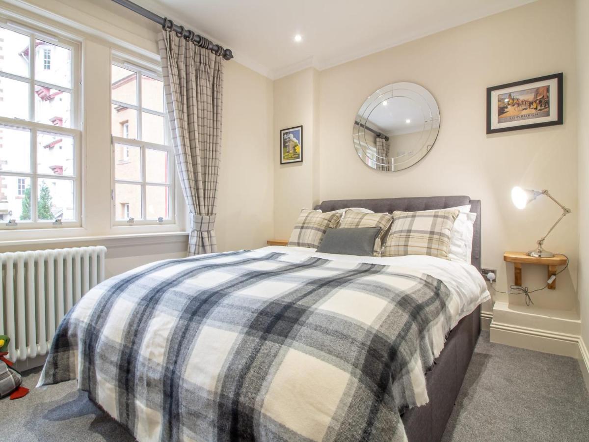 Luxury Royal Mile Apartment By The Castle - Sleeps 4 Единбург Екстериор снимка