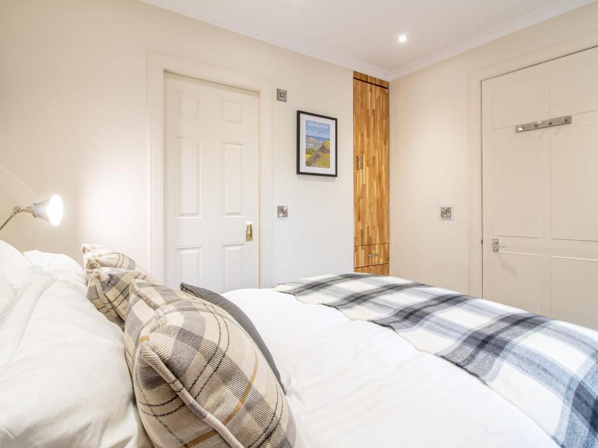 Luxury Royal Mile Apartment By The Castle - Sleeps 4 Единбург Екстериор снимка